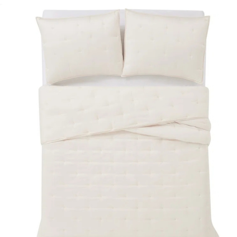 Badgley Mischka 3 piece King Tufted Matte Satin Quilt Set Ivory